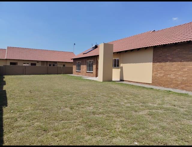 3 BEDROOM TOWNHOUSE FOR SALE IN WATERKLOOF AH